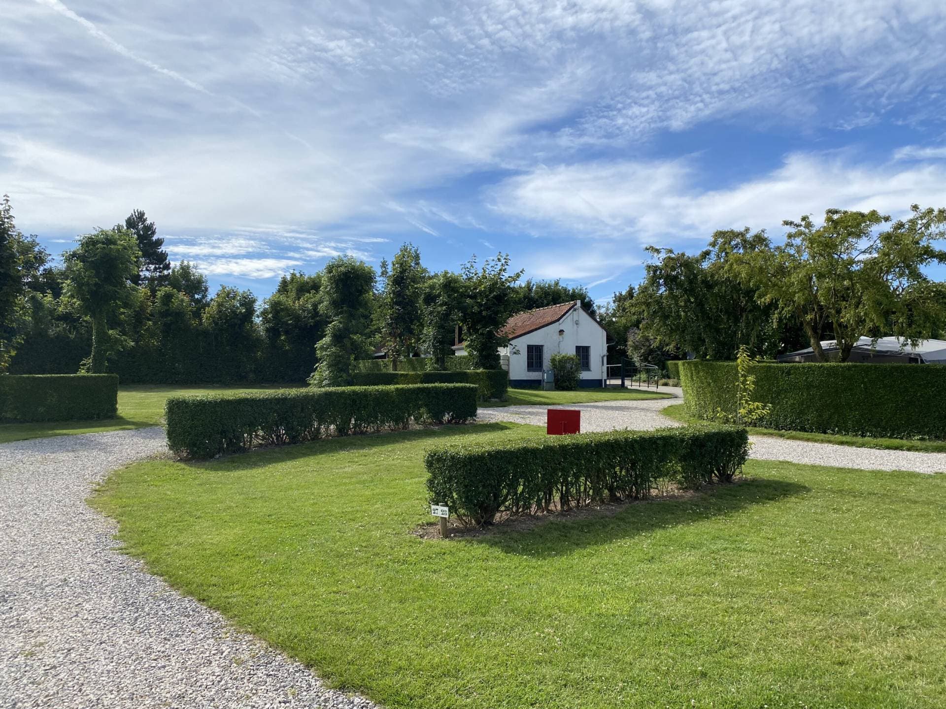 Allée centrale du Camping Les Épinettes à Peuplingues, près de Calais